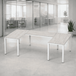 Mesas de oficina modulares en espacio de trabajo moderno y luminoso.