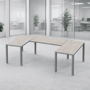 Mesa de oficina moderna y funcional en espacio de trabajo abierto con paredes de vidrio.
