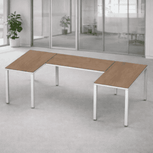 Mesa de oficina en espacio moderno y luminoso.