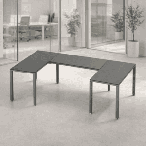 Mesa de oficina moderna en espacio de trabajo con ambiente profesional.
