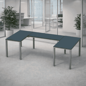 Mesa de oficina modular en espacio de trabajo moderno y profesional.