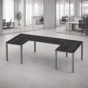 Mesa de oficina moderna en espacio de trabajo abierto.
