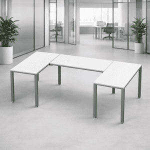 Mesa de oficina modular blanca en espacio de oficina moderna y luminosa.