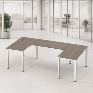 Mesa de oficina moderna en espacio de trabajo abierto y bien iluminado.