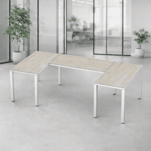 Mesa de oficina moderna y funcional en espacio de trabajo con plantas decorativas.