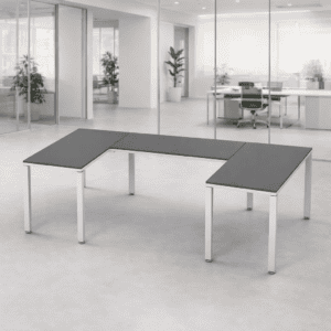 Mesa de oficina moderna y funcional en espacio corporativo.