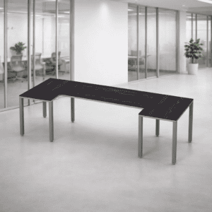 Mesa de oficina moderna y funcional en espacio corporativo.