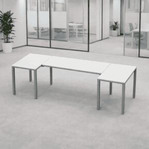 Mesa de oficina moderna y funcional en espacio de trabajo abierto.
