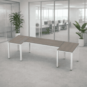 Mesa de oficina moderna y funcional en espacio de trabajo abierto.