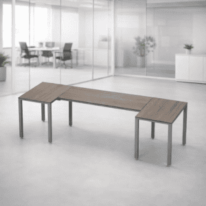 Mesa de oficina moderna y funcional en espacio corporativo.