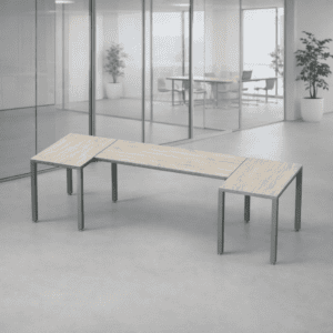 Mesa de oficina moderna y minimalista en espacio de trabajo abierto.