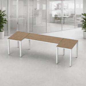 Mesa de oficina moderna y funcional en espacio de trabajo abierto.