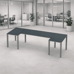 Mesa de oficina moderna y funcional en espacio de trabajo abierto.
