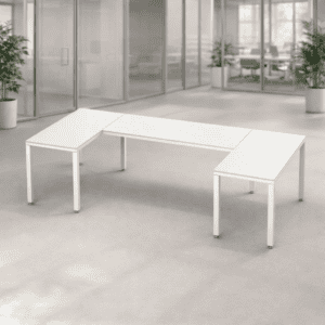 Mesa de oficina moderna y minimalista en espacio de trabajo abierto.