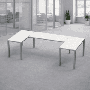 Mesa de oficina blanca con estructura metálica en ambiente corporativo.