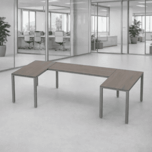 Mesa de oficina moderna y funcional en espacio de trabajo abierto.