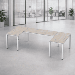 Mesa de oficina moderna y funcional en espacio de oficina con paredes de vidrio.