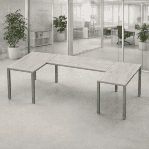 Mesa de oficina moderna y funcional en espacio de trabajo abierto.