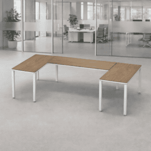 Mesa de oficina moderna y funcional en espacio de trabajo abierto.