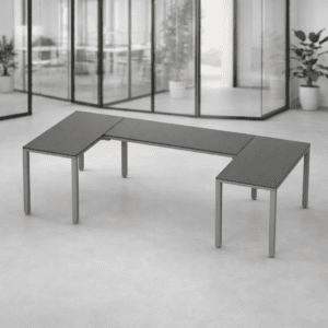 Mesa de oficina moderna en espacio luminoso y minimalista.