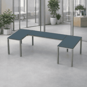 Mesa de oficina moderna y funcional en espacio de trabajo con plantas y ventanas grandes.