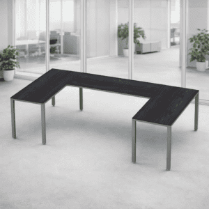 Mesa de oficina en forma de U con superficie de madera oscura y patas metálicas.