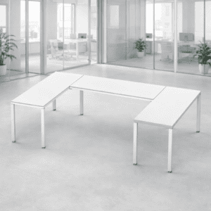 Mesa de oficina moderna y minimalista en espacio de trabajo abierto.