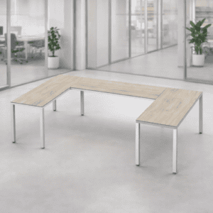 Mesa de oficina moderna y funcional en espacio abierto.