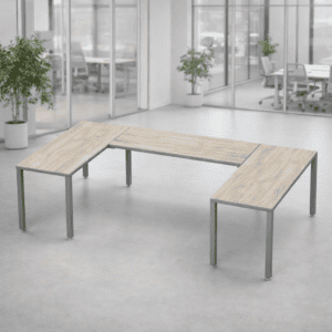 Mesa de oficina moderna y funcional en espacio de trabajo abierto.