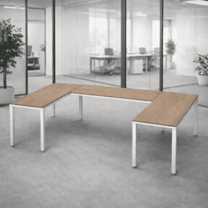 Punto de vista de una mesa de oficina en un espacio de trabajo abierto y elegante.