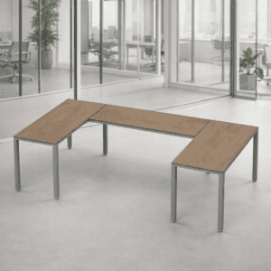 Mesa de oficina en forma de U con superficie de madera y estructura metálica.
