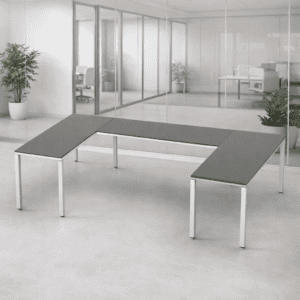 Mesa de oficina moderna en espacio de trabajo abierto, diseño funcional y elegante.