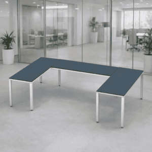 Mesa de oficina moderna y funcional en espacio de trabajo abierto.
