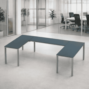 Mesas de oficina modulares en espacio de trabajo moderno y luminoso.