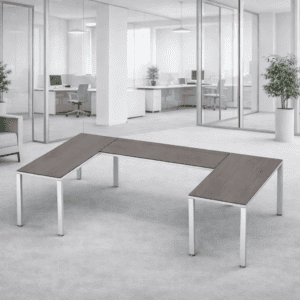 Mesa de oficina moderna y funcional en espacio de trabajo abierto.