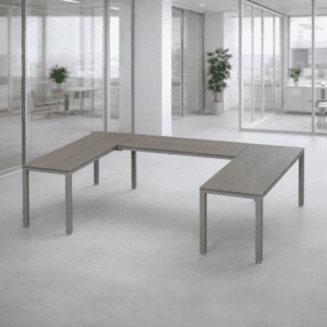 Mesa de oficina moderna y funcional en espacio de trabajo abierto.