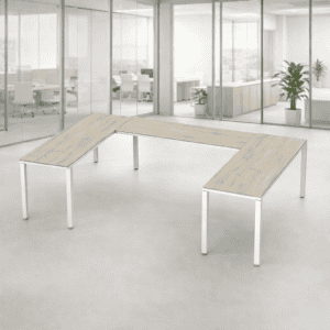 Mesa de oficina moderna y funcional en espacio de trabajo abierto.