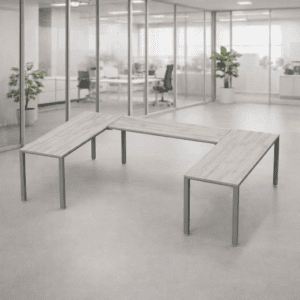Mesa de oficina moderna y funcional en espacio corporativo.
