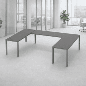 Mesa de oficina moderna y funcional en espacio de oficina con luz natural.