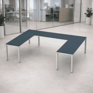Mesa de oficina moderna y funcional en espacio de trabajo abierto.