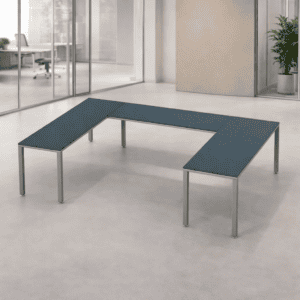Mesa de oficina en forma de U para reuniones y colaboración.