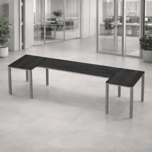 Mesa de oficina moderna y funcional en espacio corporativo.