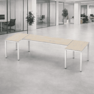 Mesa de oficina moderna en espacio de trabajo corporativo.
