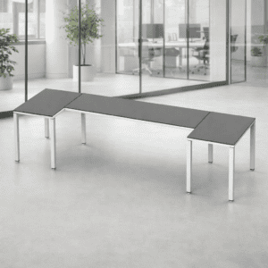 Mesa de oficina moderna y funcional en espacio de trabajo abierto.