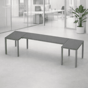 Mesa de oficina modular en espacio de trabajo moderno y luminoso.