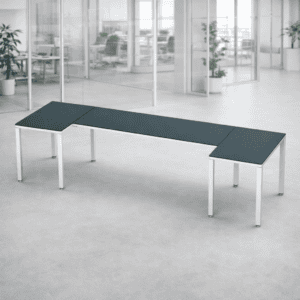 Mesa de oficina moderna y funcional en espacio de trabajo abierto.
