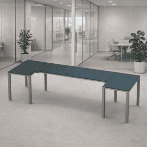Mesa de oficina moderna y funcional en espacio de trabajo abierto.