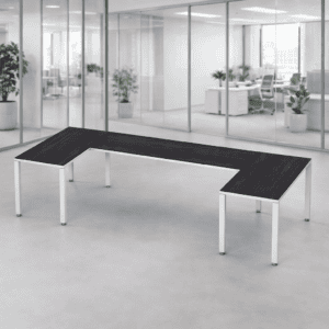 Mesa de oficina moderna y funcional en espacio abierto.