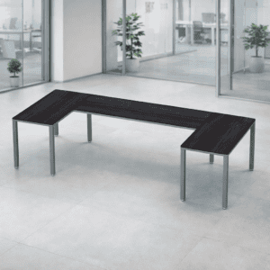 Mesa de oficina moderna y funcional en espacio de trabajo abierto.