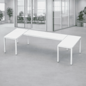Mesa de oficina blanca y minimalista en oficina moderna.